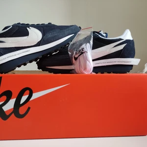 Nike LD Waffle x sacai x Fragment design - Passa på att plocka hem ett par av årets fetaste dojjor till ett skapligt pris innan dessa går upp!  Skorna är enbart upplockade för bilder och ej testade.  Finns att hämta i Landskrona med omnejd annars står köparen för frakt (99kr spårbart)  Nike hypebeast skor märkesskor fragment Travis Scott Jordan