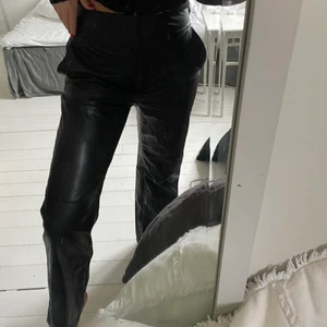NAKD - skinnbyxor  - Långa raka skinnbyxor med band från NAKD. Bandet går att ta av. Jag är ca 175 cm lång och de slutar vid anklarna på mig! Bred kant upptill som sitter bra i midjan. Säljer pga jag inte har användning för de längre. Använda ca två gånger. Nypris 499kr. Skriv om du undrar något! 🤍 