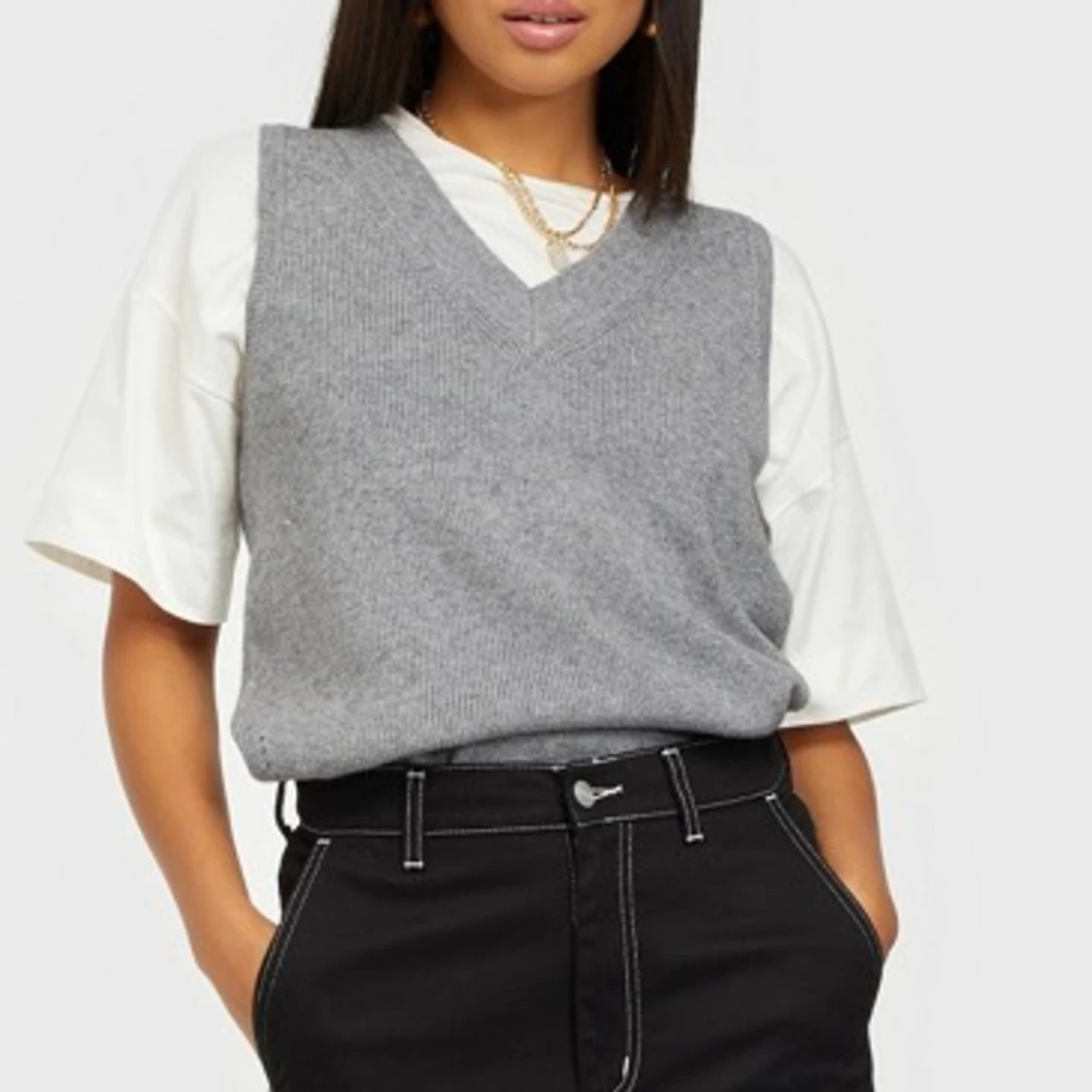 Grå stickad väst i strl M