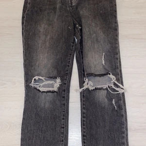 Mörkgråa jeans, storlek 36 (s)  - Jättefina mörkgråa momjeans (high waist) med hål i knäna, figurnära och sitter jättefint på! De är dessutom i bra skick.           (Köparen står för frakt) 
