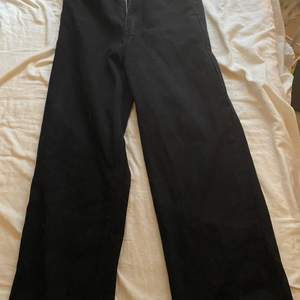 Svarta jeans i storkleken 32/34. Pris kan diskuteras. Frakt ingår inte
