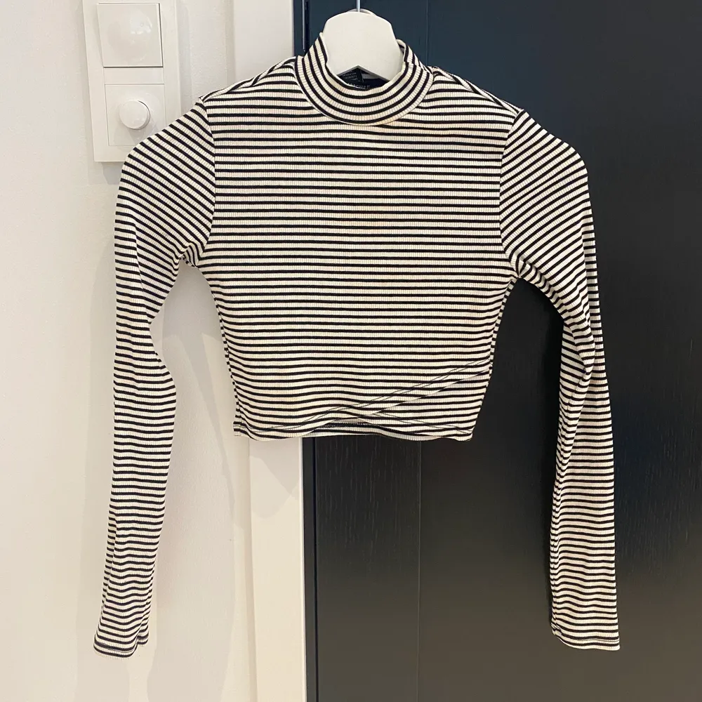 Croppad långärmad tröja från Forever 21 med detalj på vänster sida, bra skick, lite använd. Toppar.