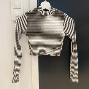Croppad långärmad tröja från Forever 21 med detalj på vänster sida, bra skick, lite använd