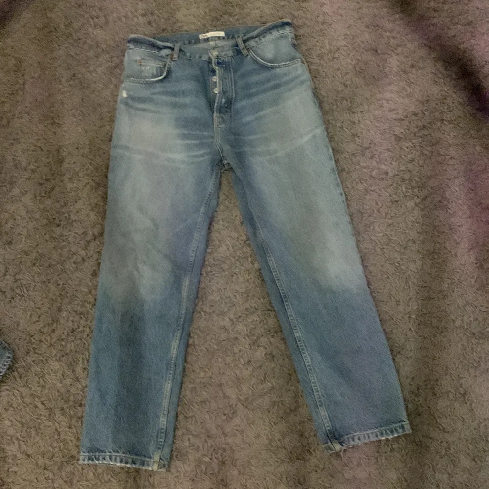 Ett par jeans från zara jag inte använt så mycket allt då dem är för stora för mig, storlek 42. Jeans & Byxor.