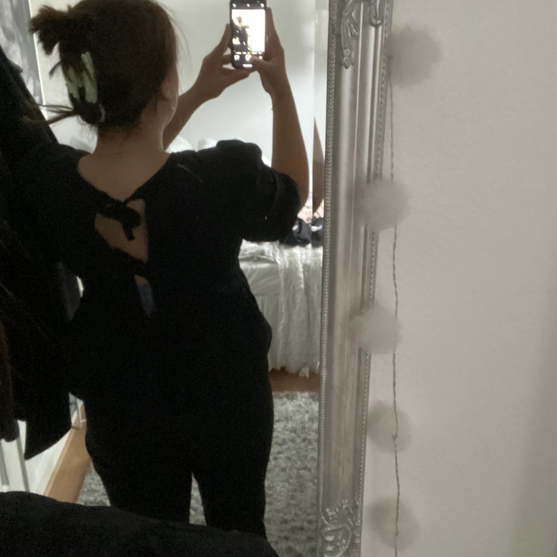 Topp med detaljer i ryggen