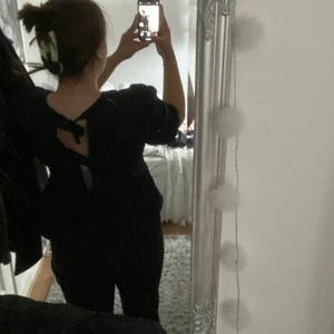 Topp med detaljer i ryggen - Köpt från H&M, storlek 40❣️