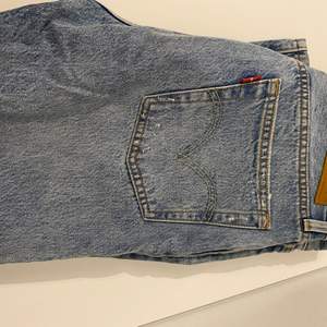 Oanvända levis mom jeans, har ingen aning vilken storlek jeansen är men eftersom dem passar mig skulle jag gissa på 28-29, dom är ankel långa perfekt för oss som är lite kortare😜 lite strech i dom med