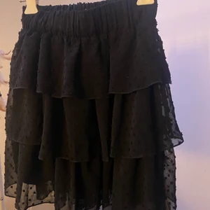 Svart kjol , storlek 36  - Säljer nu denna svarta kjol från Shien för att jag aldrig använder den… och har aldrig använt den . Så nyskick🥰Stotlek 36