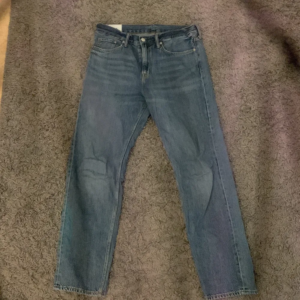 Jeansen är i fint skick och använde dem för något år sen men dem ligger va i garderoben.. Jeans & Byxor.