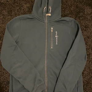 Sail racing tröja - En mörkblå Sail racing tröja, knappt använd. Köpt från Kidsbrandstore. Färgen ser väldigt urtvättad ut på bilderna det är inte så i verkligenheten! Barnstorlek så det är 170, den sitter som S. De är bara o skriva om ni undrar nått!!⭐️