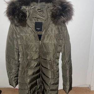 Rockandblue vinterjacka - Vinterjacka från rockandblue, använd 1 vinter. Pälsen är äkta och går att ta bort. Den är kemtvättad och ser helt oanvänd ut. Storlek 36 (passar XS-S), går precis över rumpan. Pris kan sänkas vid snabbköp.💖