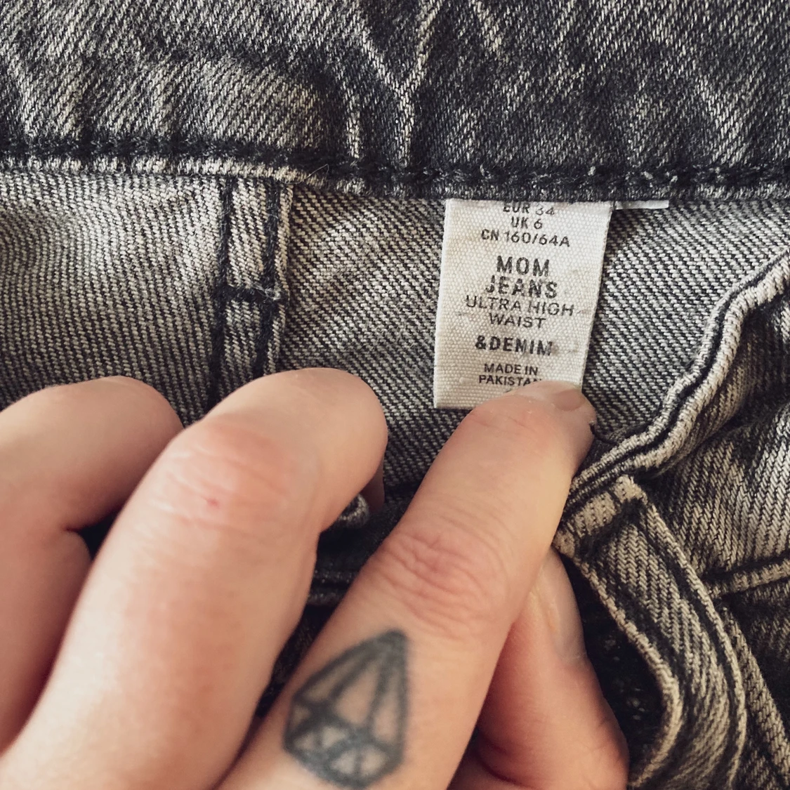 Svarta Mom jeans från H&M, stl. 34 - 91