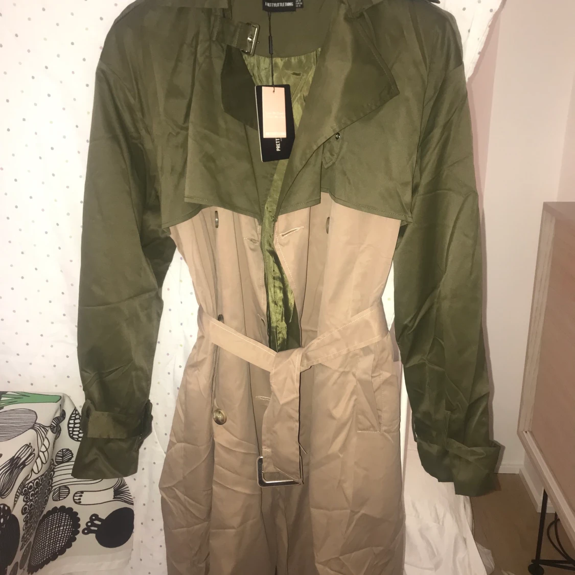 Trenchcoat från prettylittlething - 90