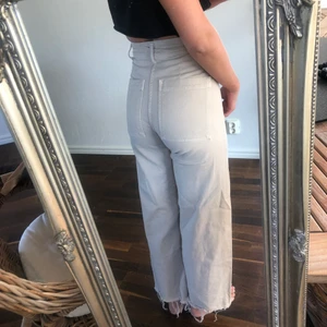 Zara byxor  - Beiga vida byxor från zara. Sitter som en smäck. Använd fåtal gånger 