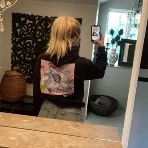 Hoodie med tryck - Hoodie från Brand Of Roses med tryck på baksidan, aldrig använd så den är i nyskick❤️