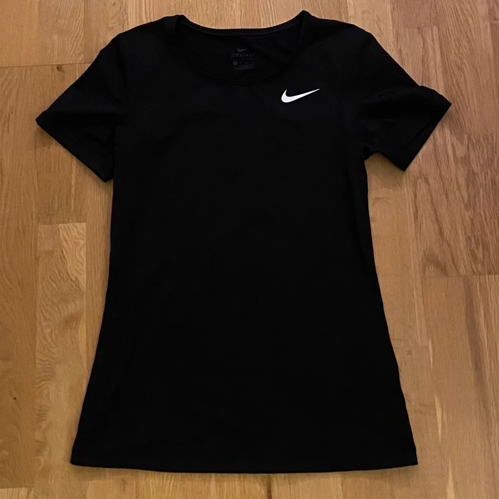 Nike tränings T-shirt i fin modell🥰 knappt använd så i väldigt bra skick👍🏼 frakt tillkommer på 45. Hoodies.