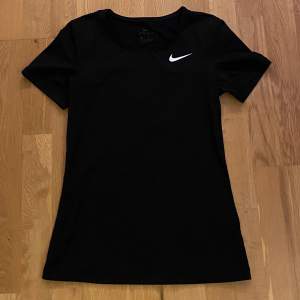 Nike tränings T-shirt i fin modell🥰 knappt använd så i väldigt bra skick👍🏼 frakt tillkommer på 45