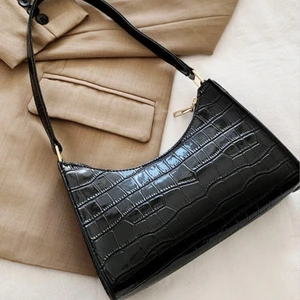 Axelväska - Helt ny och jättefin axelväska men hinner inte använda den då jag har så många väskor. Priset är prutat och klart! 💕