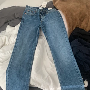 Mid Rise jeans - Super snygga jeans modelen finns på zara, jag råkade göra ett hål vid gylfen men det är ihop sytt och syns inte men där av priset. Ställ gärna frågor osv storlek 36 men skulle säga 34 