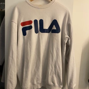 Fila sweatshirt - En vit oversized sweatshirt från fila , unisex modell och köpt från junkyard för ca 400-500kr. Meddela vid intresse:)
