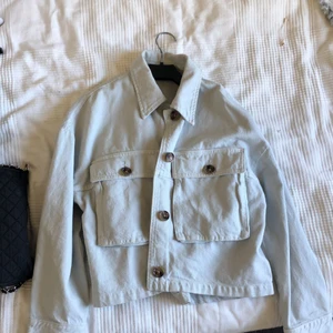 Jacka  - Säljer den här fina jackan ifrån zara! Skriv för mer bilder💗