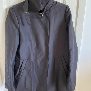 Jacka Kappa Rock Zara - Marinblå storlek M. Vad gäller färgen så är det första bilden som stämmer. Jag är vanligtvis 38/M. Knappen sitter löst och tyget i jackan har gått sönder. Annars i fint skick. Samfraktar med övriga annonser 