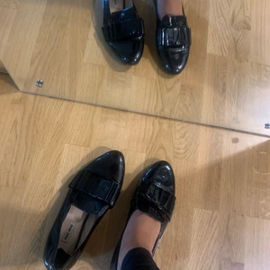 Losfers från Miu Miu - Loafers i lack läder från Miu Miu. Storlek 38.5. Fint skick endast använda fåtal gånger. 