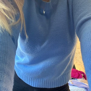 Blå tröja  - Denna fina tröjan är ifrån hm, den är i storlek xs, anledning till att jag säljer den är för att den är för liten för mig men annars är den jätte fin! Jag köpte den för kanske 3 år sedan men jag slutade använda den för 1,5 år sen så den är inte använd mycket!