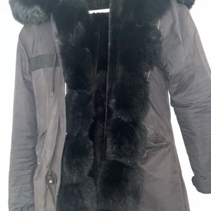 Vinterjacka  - Använd jackan i 1 år, köpte den för 4000 kr säljs för 2800 kr.