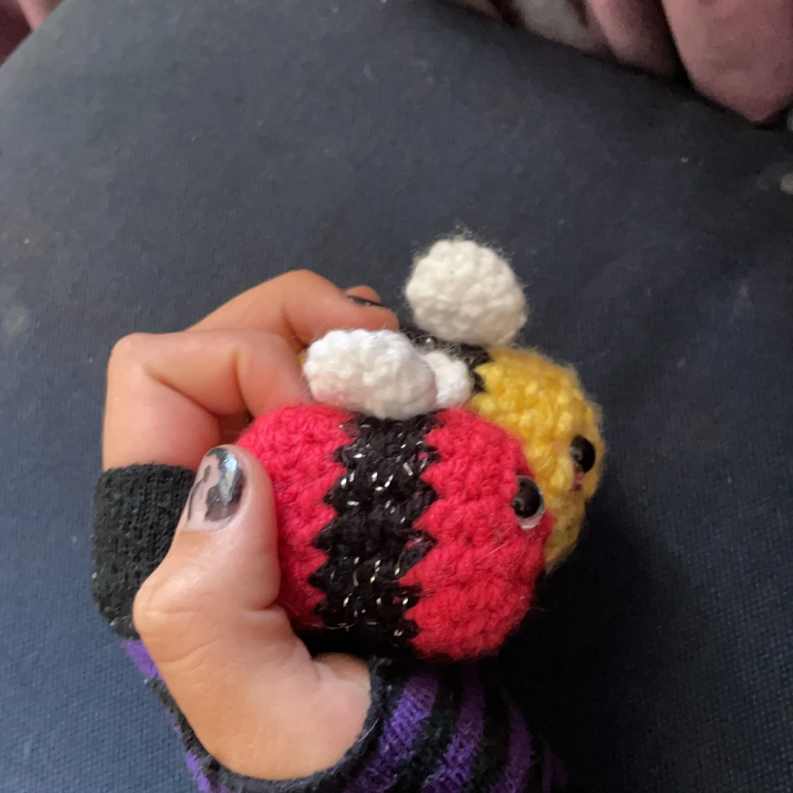 Två söta virkade bin - 90