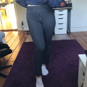 Randiga kostymbyxor  - Svarta kostymbyxor med smala vita ränder, lite missvisande bilder då de är aningen små för mig