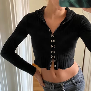 Långärmad tröja  - Säljer en sjukt ball tröja med luva, som jag tyvärr aldrig har användt pga för liten för mig :// Går att knäppa upp den hur mycket man vill men även ha den helt stängd!!!🖤🖤  storlek M men passar även en S/XS,  