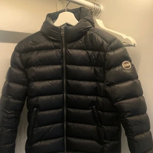 Colmar jacka - Säljer min väldigt fina colmar jacka, som passar perfekt till vintern. Finns inga defekter och är som ny! Pris kan diskuteras, för fler bilder skriv dm!