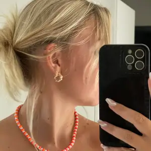 Super tjusigt halsband i rosa och orangea nyanser💗🧡 passar perfekt till de mesta och går att style väldigt fint💓 Halsbandet är i storlek 40(cm) och bandet är även elastiskt samt att de tillkommer spänne så man kan justera den efter önskad längd 💗💗
