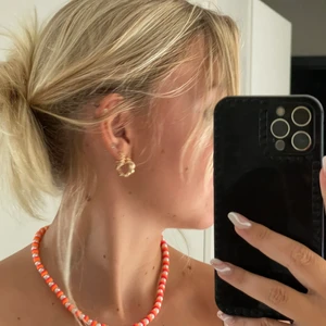 Handgjort halsband - Super tjusigt halsband i rosa och orangea nyanser💗🧡 passar perfekt till de mesta och går att style väldigt fint💓 Halsbandet är i storlek 40(cm) och bandet är även elastiskt samt att de tillkommer spänne så man kan justera den efter önskad längd 💗💗