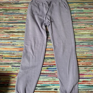 Ljuslila lågmidjade mjukisbyxor 💜 - Använder inte dessa mjukisbyxor längre. Påminner mig lite om juicy couture fast i ett annat material! super mysiga 💜 frakten ingår i priset !