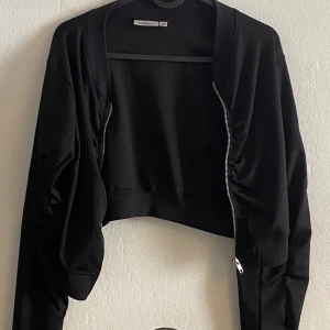 Svart Bomberjacka - Kort svart bomberjacka ganska tunn. 75 kr exklusive frakt! 