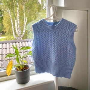 Blå stickad väst - Tröjan har tyvär inte kommit till andning och säljs darför. Så fin tröja nu till hösten!!💙
