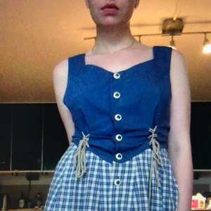 Dirndl oktoberfest klänning  - Är kär i denna klänning men den är tyvärr för stor i bysten för mig! Står strlk 38 men den lär passa en strlk 40 också, också typ lite bättre om man har lite mer att fylla ut med haha, man kan också justera hur den sitter lite med snörena. Frakt ingår i pris 🌬