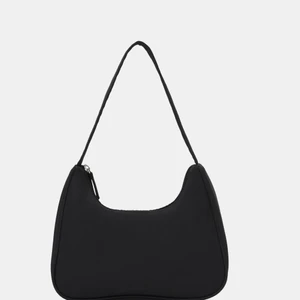 Svart väska  - En jättefin svart väska som tyvärr inye kommer till användning längre 