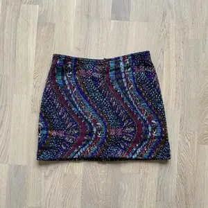 Stickad vintage kjol från Missoni, omsydd för att passa Xs (se söm bak). Fint vintage skick!