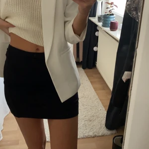 Svart kjol  - Säljer denna söta kjol från HM ☺️