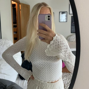 Topp från Zara - Väldigt fin populär tröja från Zara. Sparsamt använd!! 