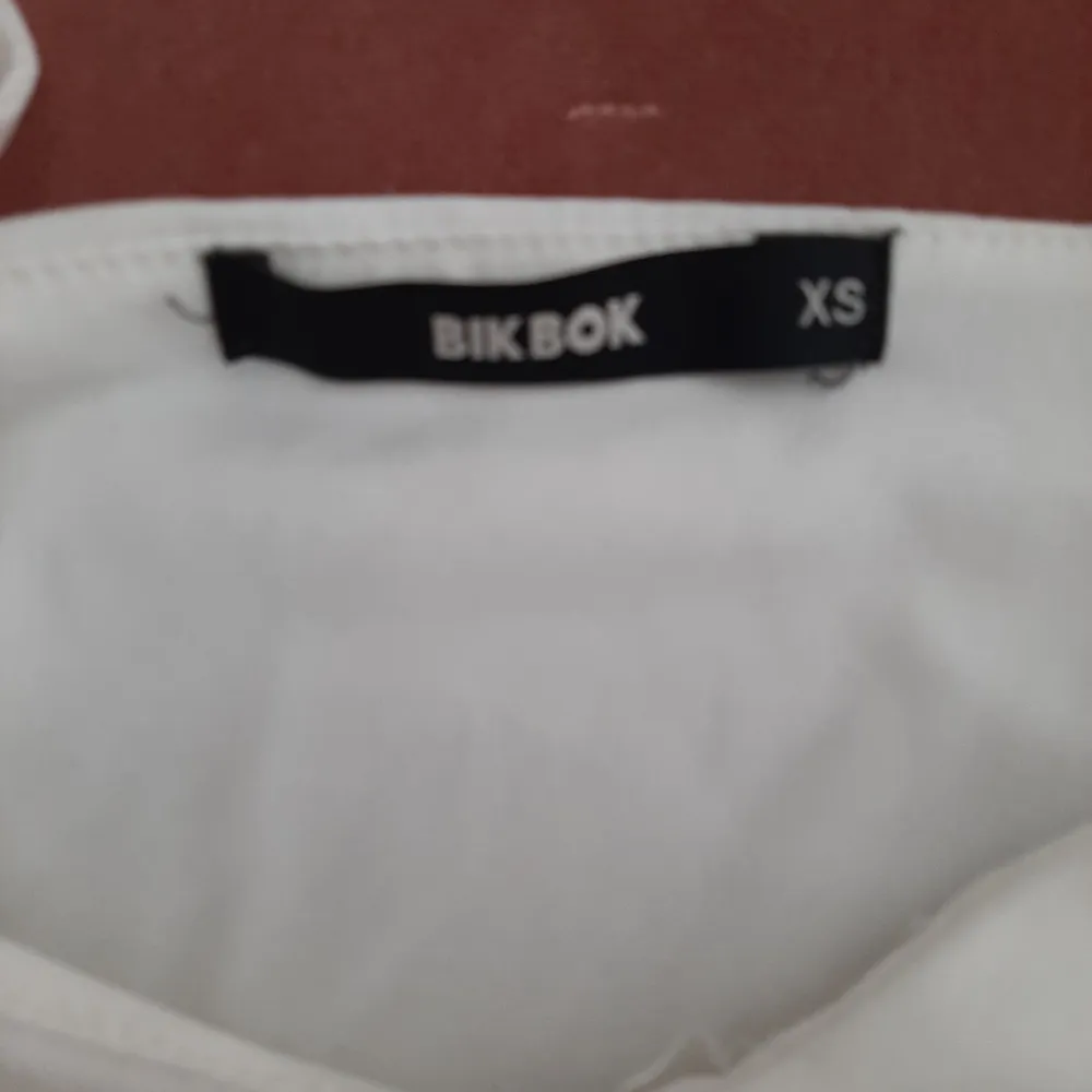 Vitt fint linne från Bik Bok, strl XS, bra skick 💗 30 kr + 45 kr frakt. Toppar.