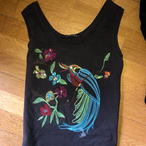 🤎Brunt linne🤎 - Brunt linne med broderier på!!🌹🌹 Sååå söt men tyvärr inte kommit till användning! ❤️