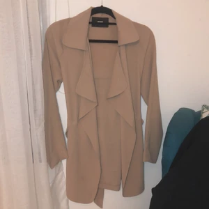 Kappa - Oanvänd trendig kappa från bikbok i snyggaste beiga färgen