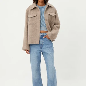 Weekday jacka - Säljer min skitsnygga Weekday jacka. Köpt förra vintern, och kommer tyvärr inte till användning längre. Jackan är i bra sick och passa alla olika stilar!!❤️‍🔥❣️ (detta är en liknande bild, inte exakt samma modell, utan andra sorters knappar) ❣️❣️