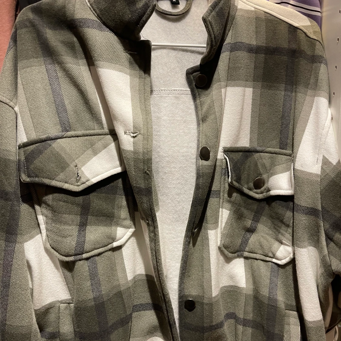 Grön flanelljacka från Bohoo