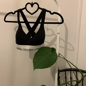Topp från Calvin Klein  - Supersnygg topp från Calvin Klein med kors i ryggen samt vaddering. Aldrig använd, endast testad så i mycket fint skick. Nypris ca 450. Köparen står för frakten🤩
