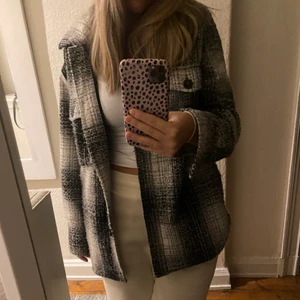 Skjortjacka  - Säljer min helt nya skjortjacka från Lindex. Använd ca 3 gånger. Nypris 599kr. Skriv privat för mer info💕